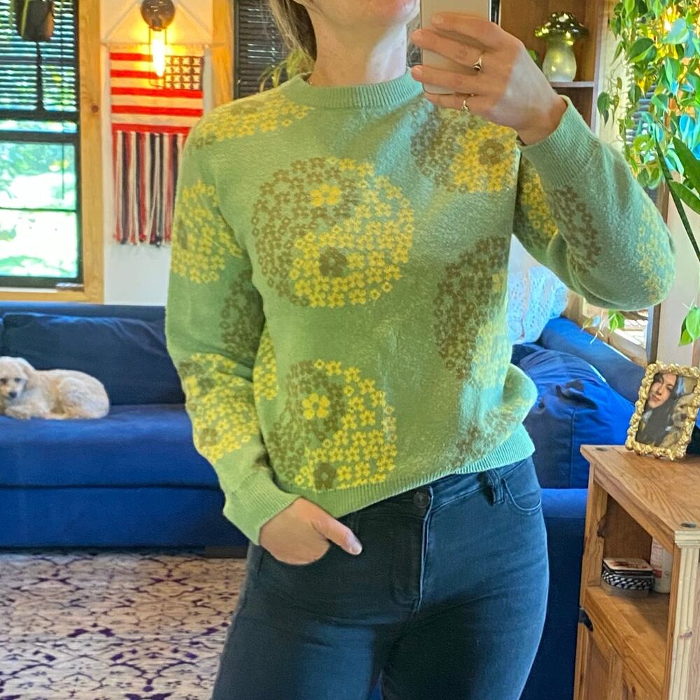 Witty Fox green peace sign crew neck sweater medium